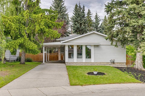 Photo of 28 Cantrell Bay SW, Calgary, AB T2W 2C2 (MLS # A2343304)