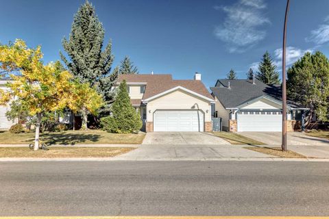 Photo of 656 Woodbine Boulevard SW, Calgary, AB T2W 4W4 (MLS # A2261153) Photo of 656 Woodbine Boulevard SW, Calgary, AB T2W 4W4 (MLS # A2261153)