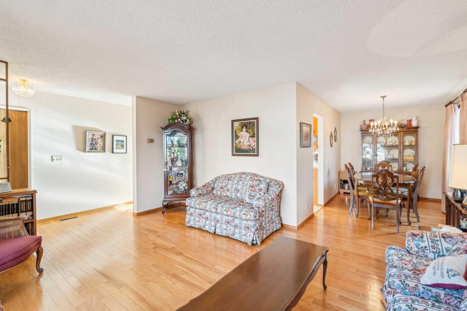 156 Whiteview Close NE