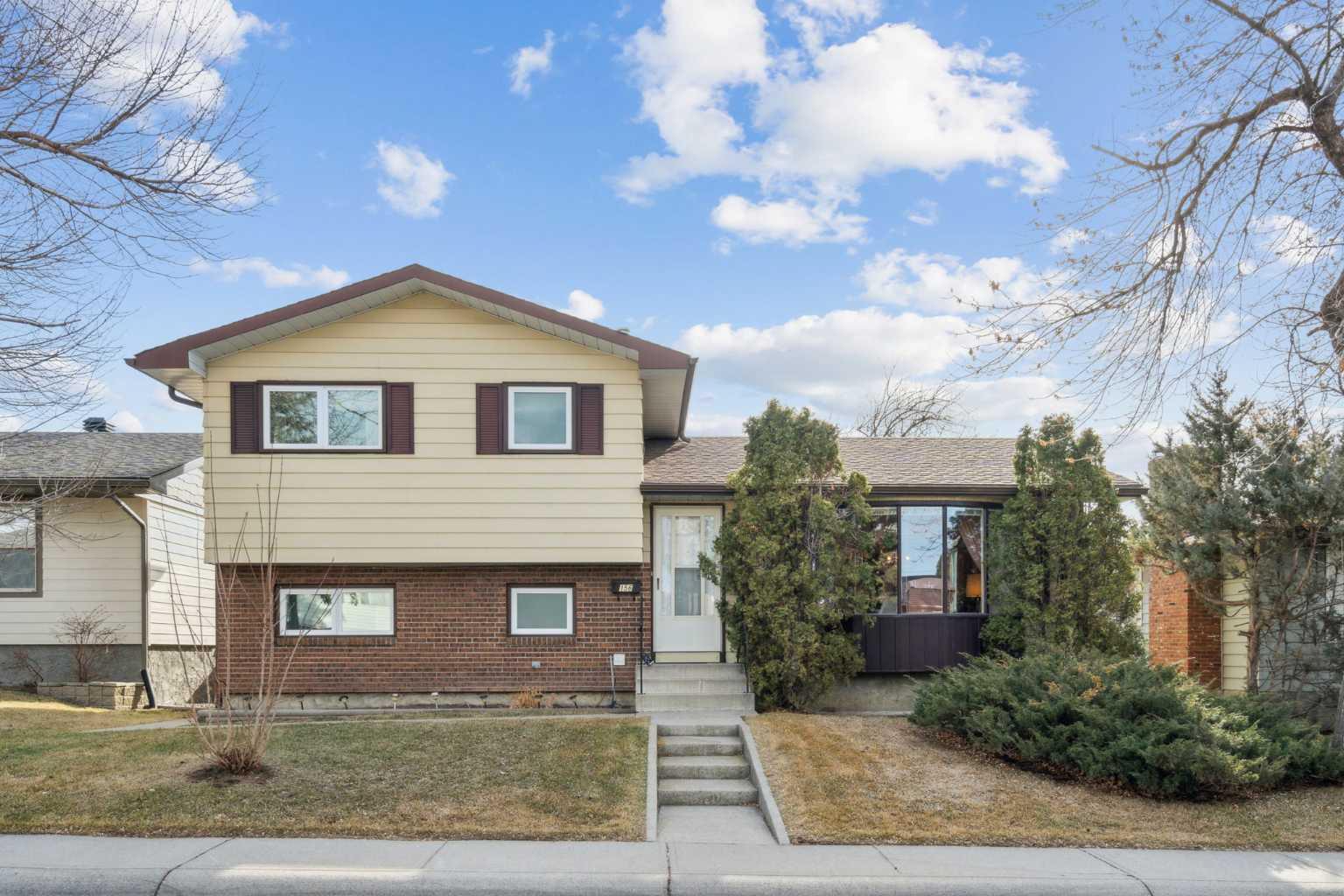 156 Whiteview Close NE