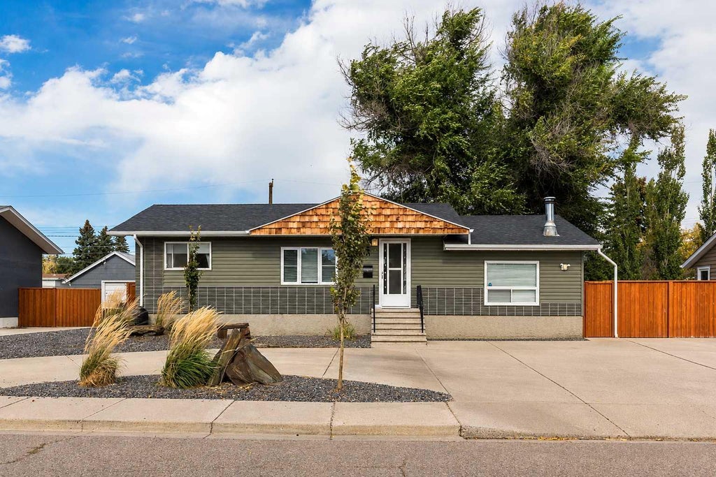 Photo of 2835 11 Avenue S, Lethbridge, AB T1K 0L2 (MLS # A2351145)