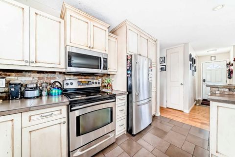 53 Wakefield Drive SW Calgary AB T3C 2W8