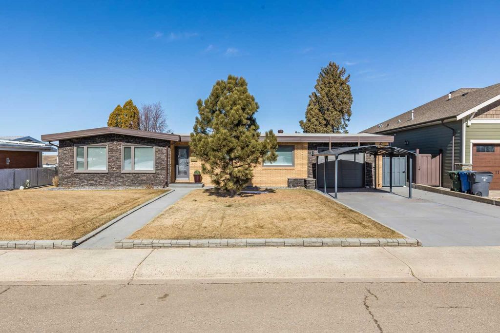 Photo of 586 Prospect Drive SW, Medicine Hat, AB T1A 4C1 (MLS # A2289451)