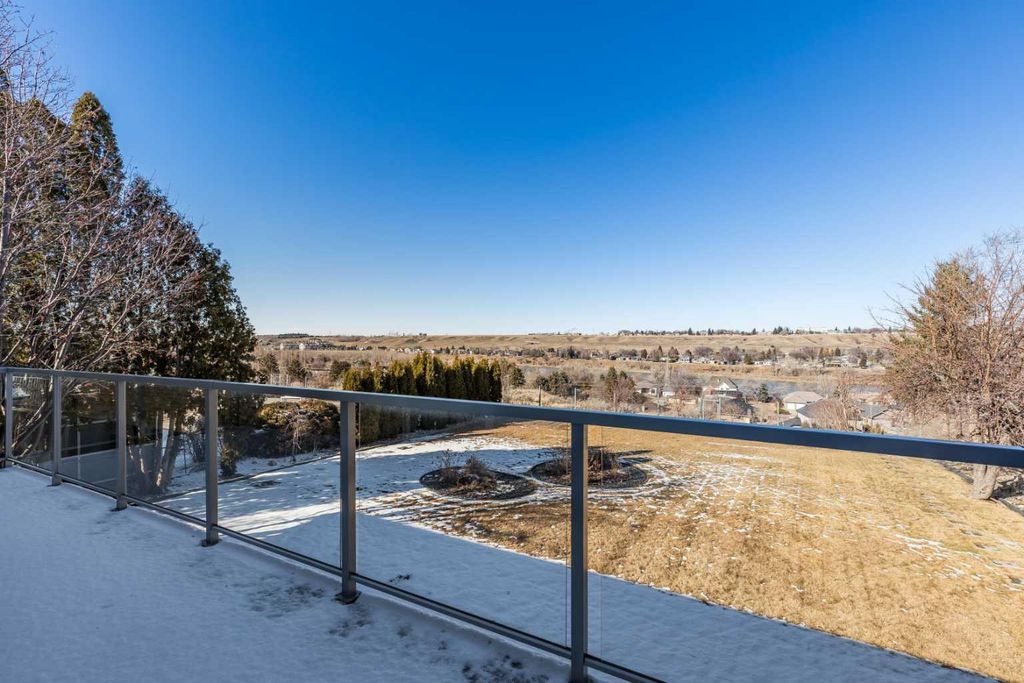 Photo of 586 Prospect Drive SW, Medicine Hat, AB T1A 4C1 (MLS # A2289451)
