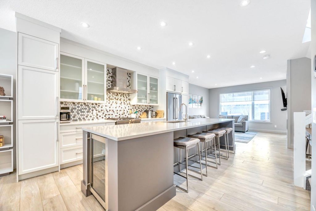 Photo of 418 13 Avenue NE, Calgary, AB T2E 1C2 (MLS # A2287675)