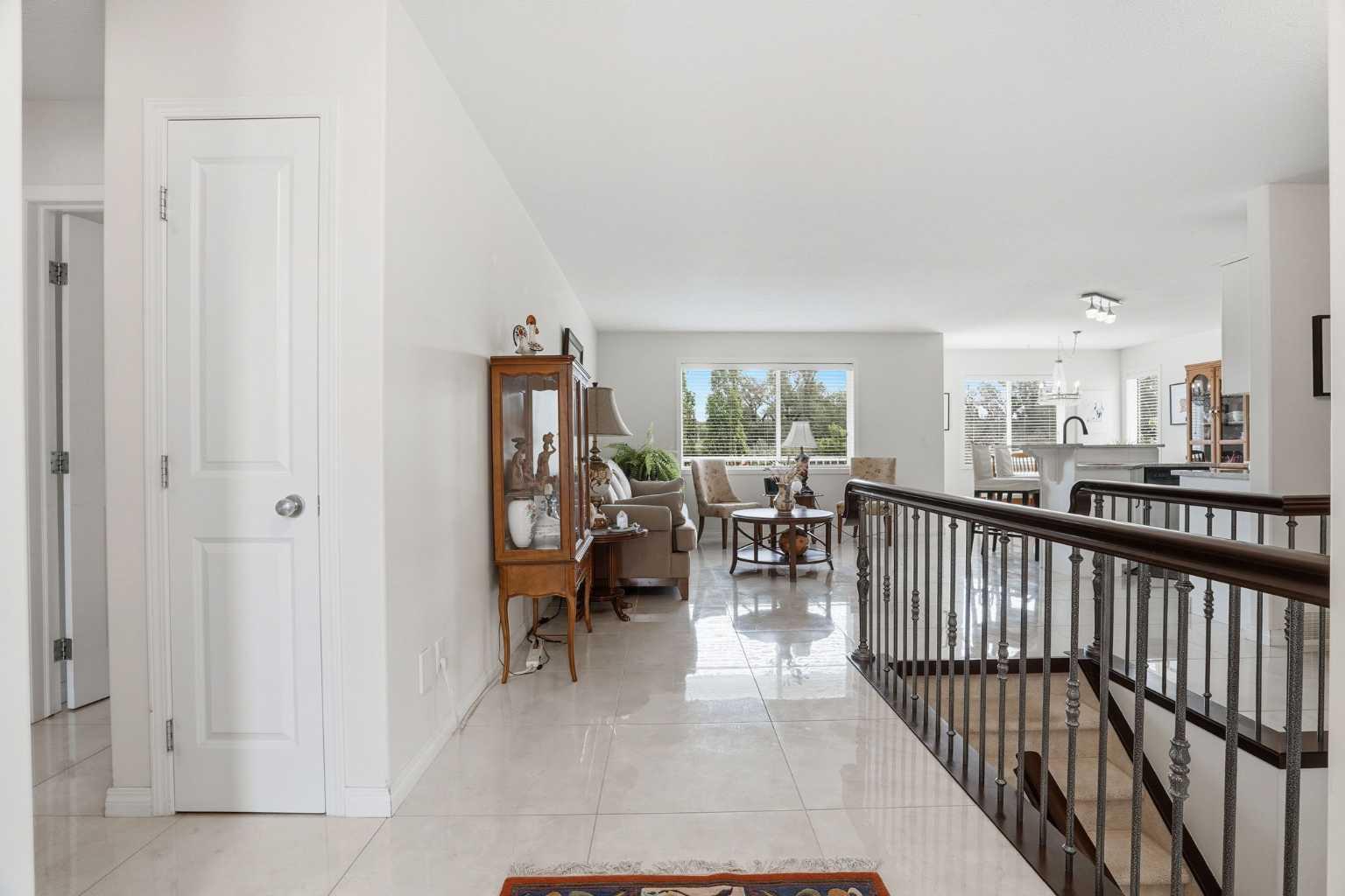 408 Lineham Acres Bay NW