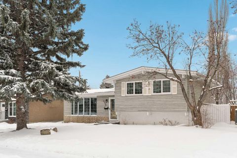 Photo of 2735 Lionel Crescent SW, Calgary, AB T3E 6B1 (MLS # A2300312)