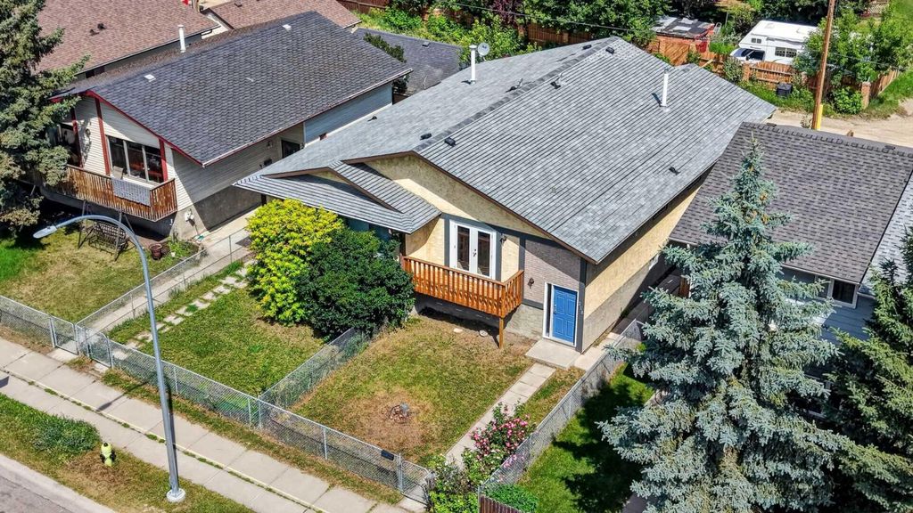 Photo of 218 Bermuda Drive NW, Calgary, AB T3K 2A9 (MLS # A2330540)
