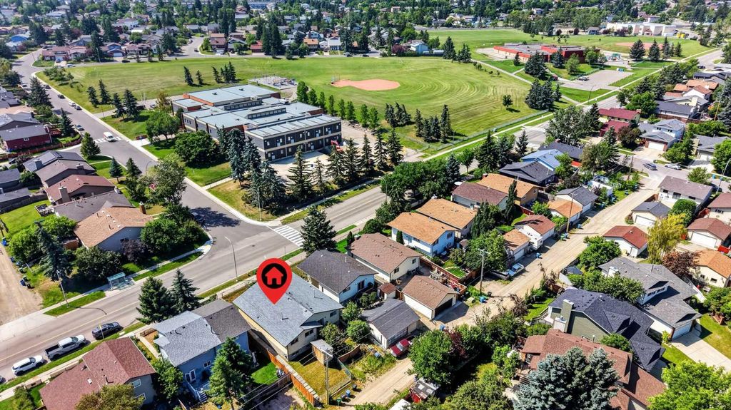 Photo of 218 Bermuda Drive NW, Calgary, AB T3K 2A9 (MLS # A2330540)