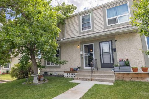 105 Deer Ridge Lane SE Calgary AB T2J 6M8