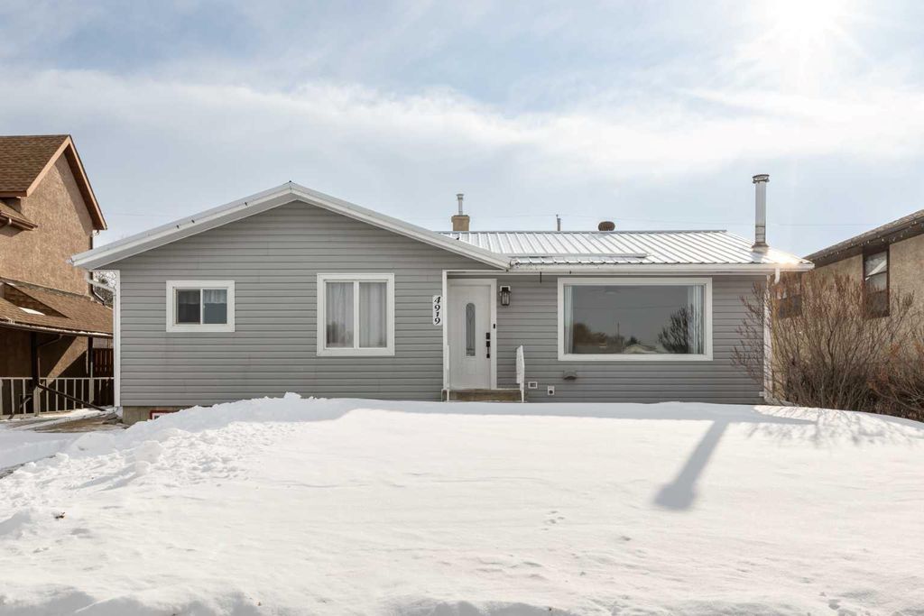 Photo of 4919 46 Street, Innisfail, AB T4G 1N3 (MLS # A2288526)