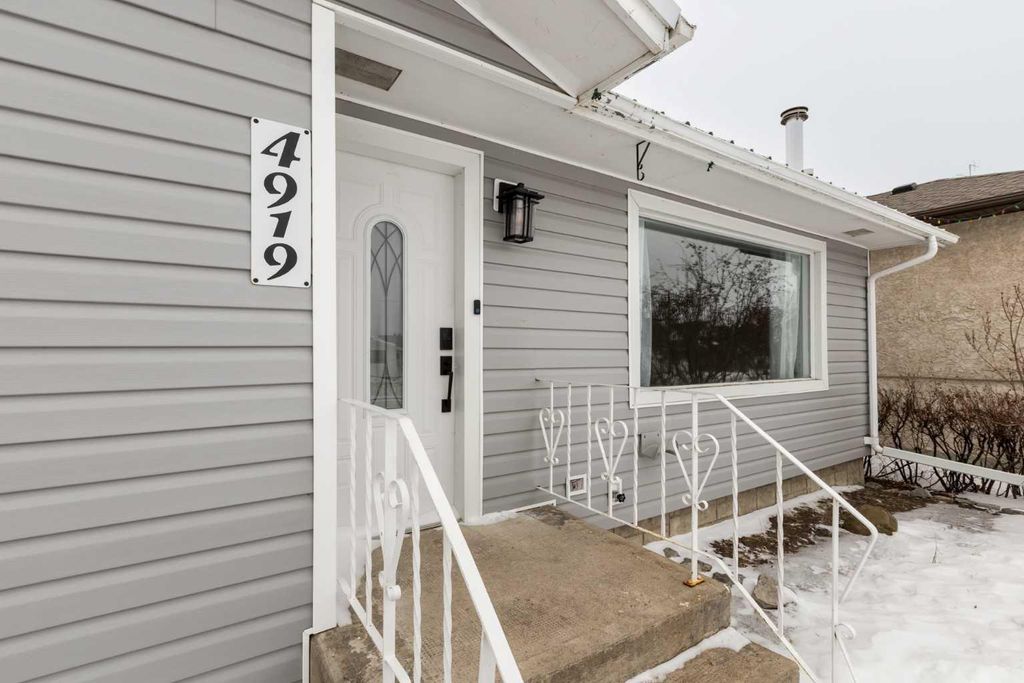Photo of 4919 46 Street, Innisfail, AB T4G 1N3 (MLS # A2288526)