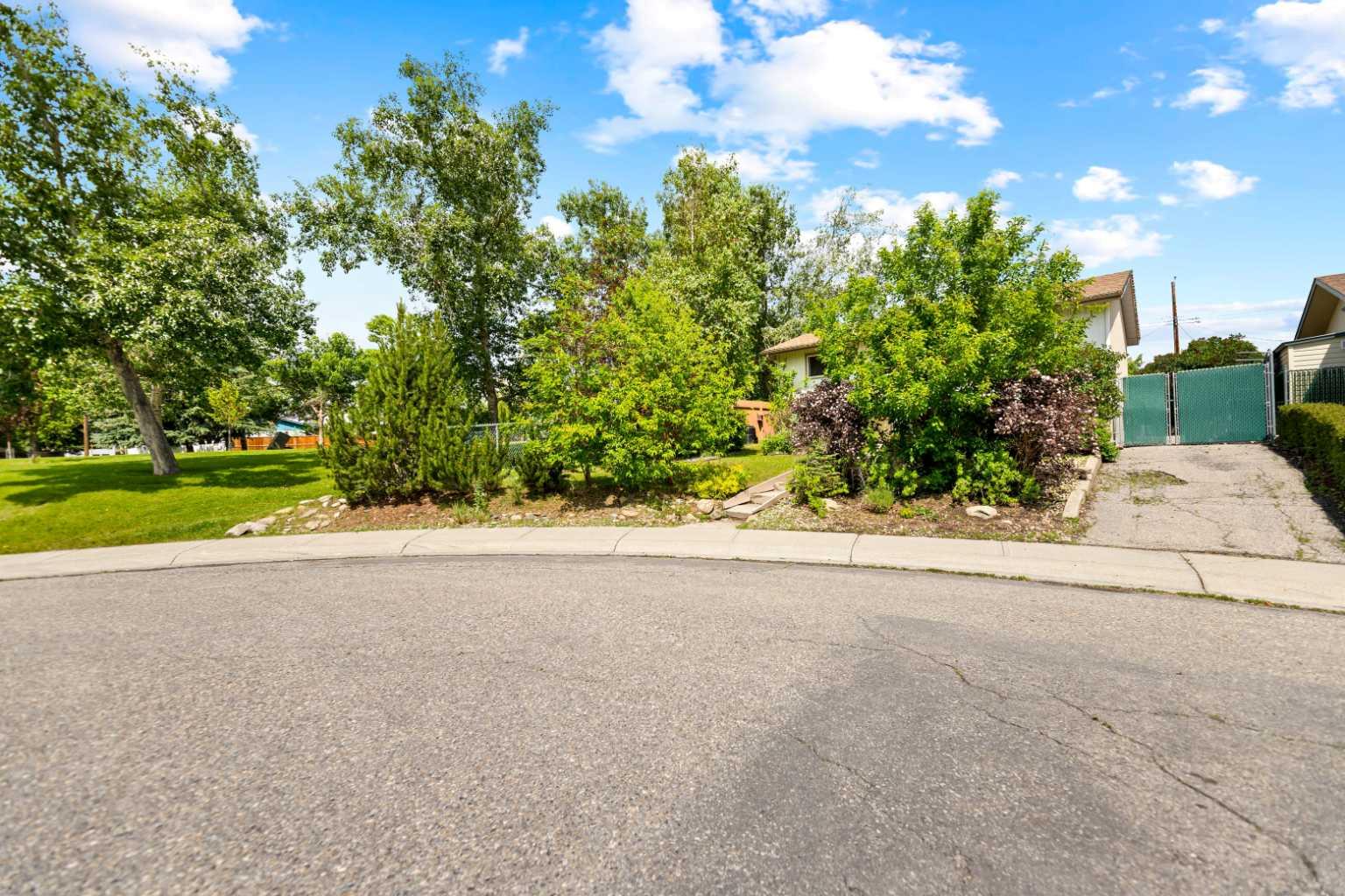 323 maddock Crescent NE