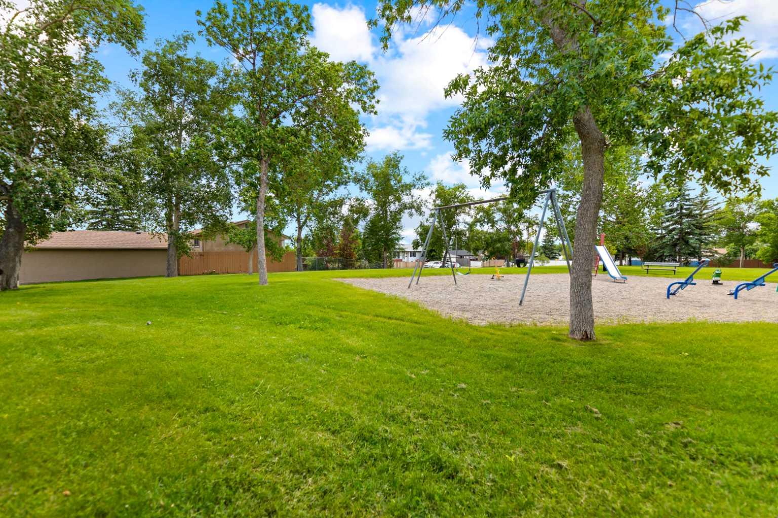 323 maddock Crescent NE