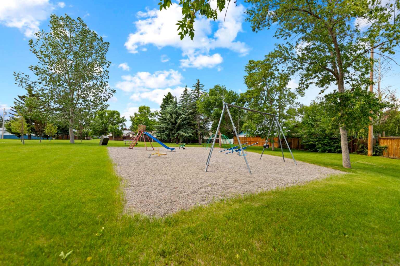 323 maddock Crescent NE