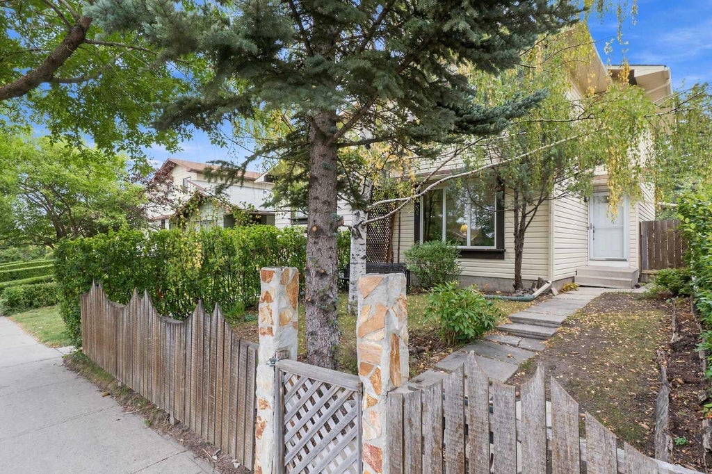 Photo of 30 Bermuda Drive NW, Calgary, AB T3K 1H7 (MLS # A2343069)