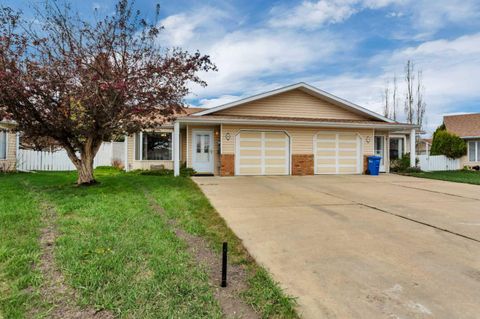 Photo of 26 Dale Close, Red Deer, AB T4R 2L5 (MLS # A2326456)