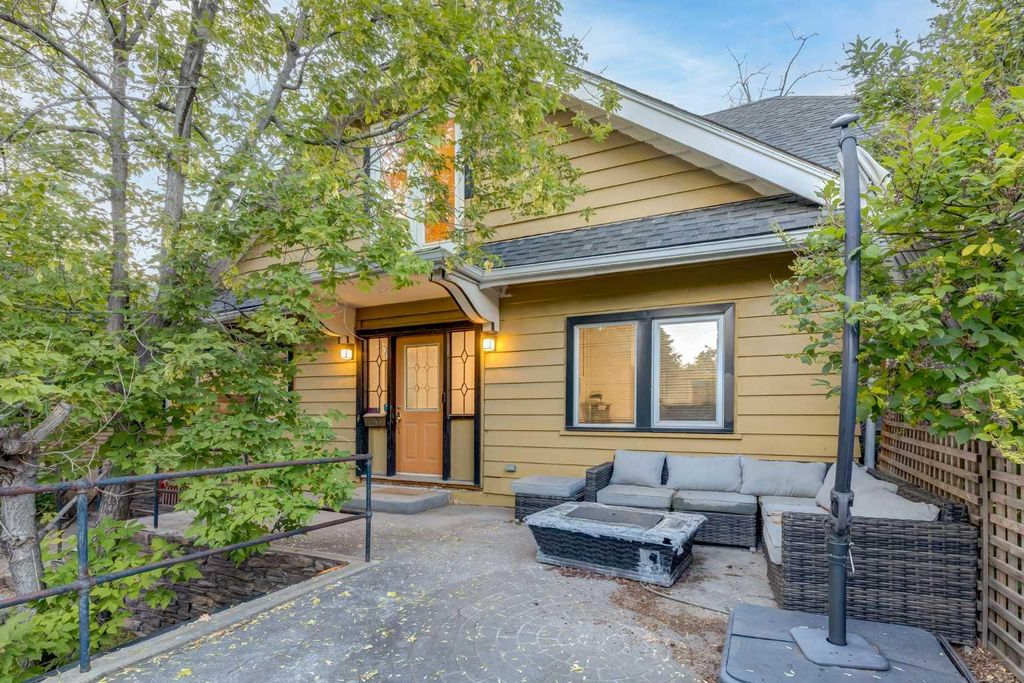Photo of 1424 premier Way SW, Calgary, AB T2T 1L9 (MLS # A2296356)