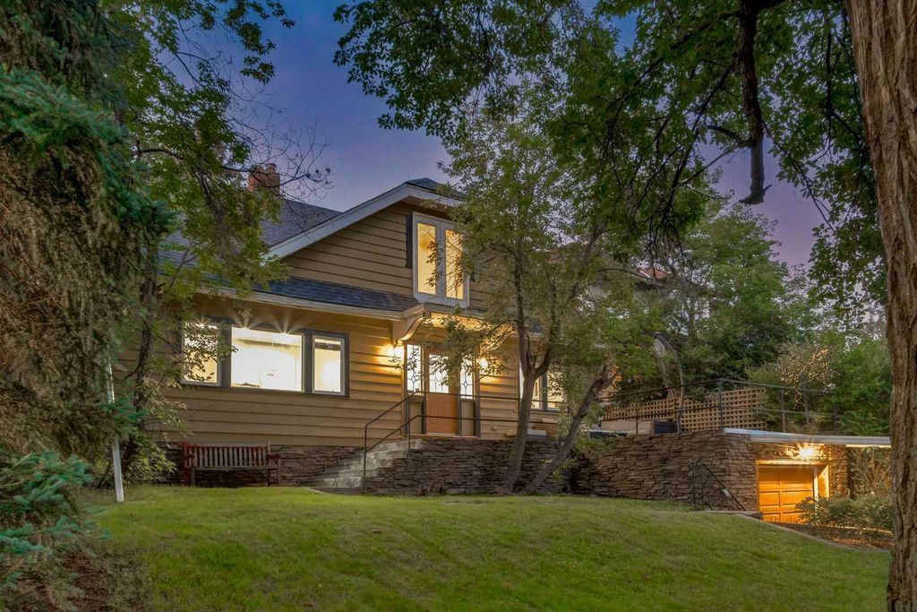 Photo of 1424 premier Way SW, Calgary, AB T2T 1L9 (MLS # A2296356)