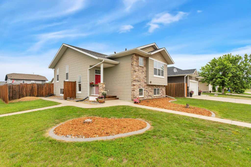Photo of 70 Garden Road, Lacombe, AB T4L 2P1 (MLS # A2328154)