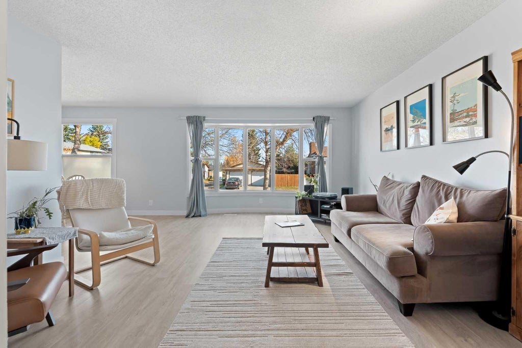 Photo of 11 Berwick Hill NW, Calgary, AB T3K 1C4 (MLS # A2350760)