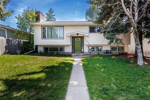 Photo of 5724 Dalmead Crescent NW, Calgary, AB T3A 1E6 (MLS # A2314619)