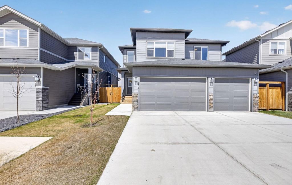Photo of 806 Mandalay Boulevard, Carstairs, AB T0M 0N0 (MLS # A2306627)
