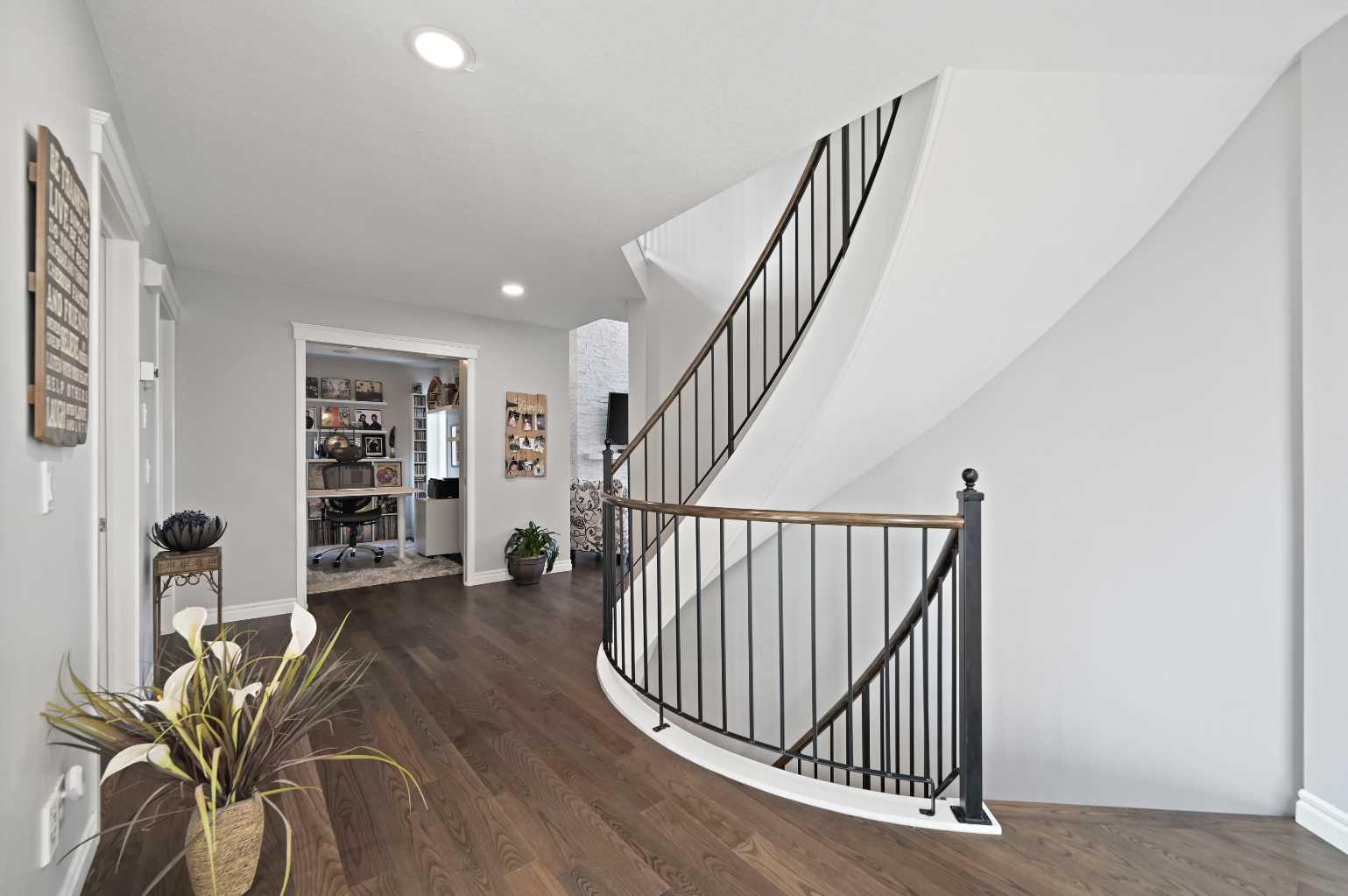 95 Panorama Hills View NW