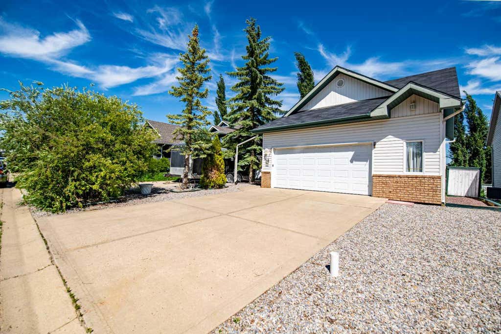 Photo of 28 Westwood Crescent, Sylvan Lake, AB T4S 1P6 (MLS # A2327008)