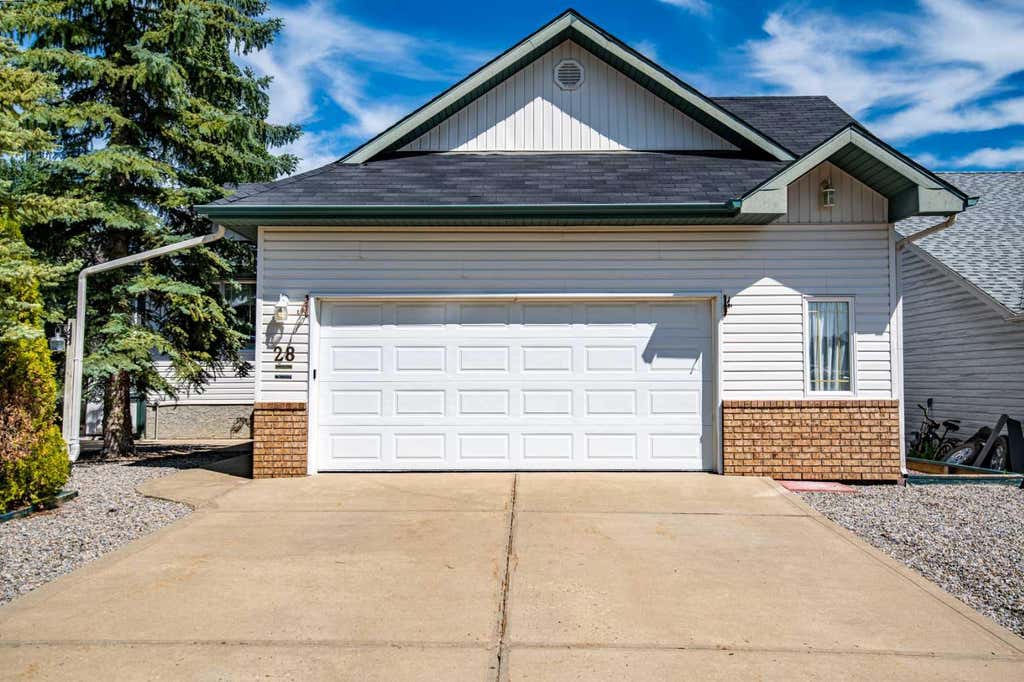 Photo of 28 Westwood Crescent, Sylvan Lake, AB T4S 1P6 (MLS # A2327008)