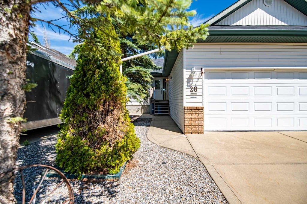 Photo of 28 Westwood Crescent, Sylvan Lake, AB T4S 1P6 (MLS # A2327008)