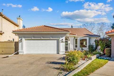 824 Sierra Morena Place SW Calgary AB T3H 2W8