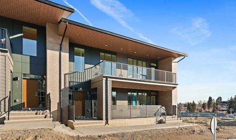 607 Sovereign Common SW Calgary AB T3C 3Y3