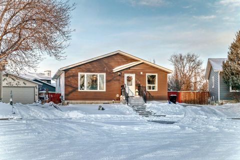 131 Huntstrom Drive NE Calgary AB T2K 5V6