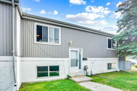 459 Huntsville Crescent NW 2 Calgary AB T2K 4W3