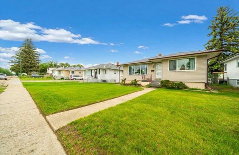 Photo of 343 10 Street SW, Medicine Hat, AB T1A 4R6 (MLS # A2317029)