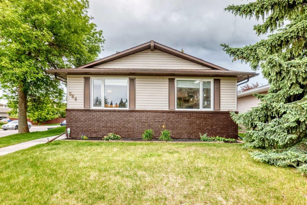 Photo of 584 Woodhill Place SW, Calgary, AB T2W 3L5 (MLS # A2320553)