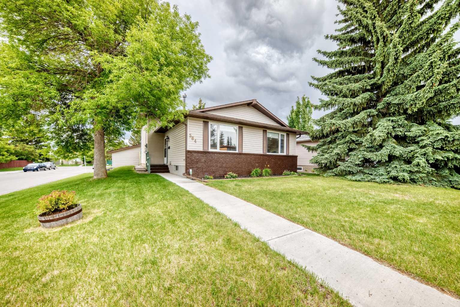 584 Woodhill Place SW