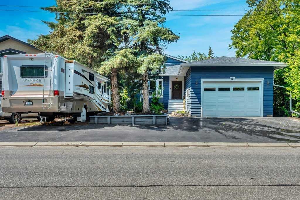 Photo of 601 East Chestermere Drive, Chestermere, AB T1X 1A4 (MLS # A2325933)