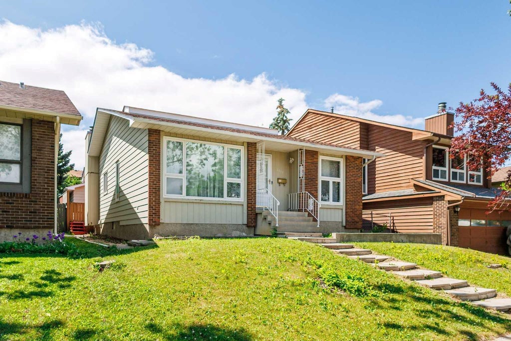 Photo of 1111 Berkley Drive NW, Calgary, AB T3K 1S6 (MLS # A2331309)