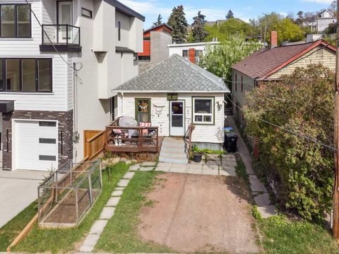 Photo of 2520 16B Street SW, Calgary, AB T2T 4L9 (MLS # A2312461)