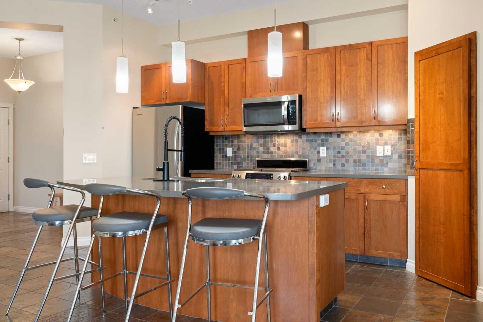 6 Hemlock Crescent SW 405