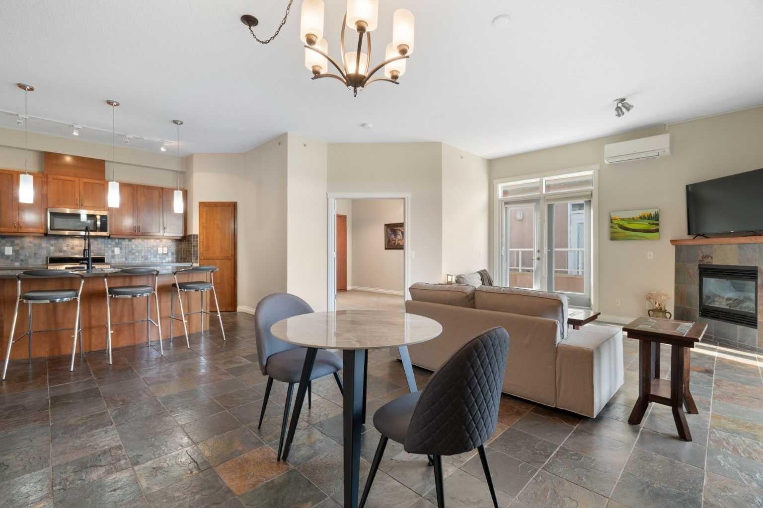 6 Hemlock Crescent SW 405
