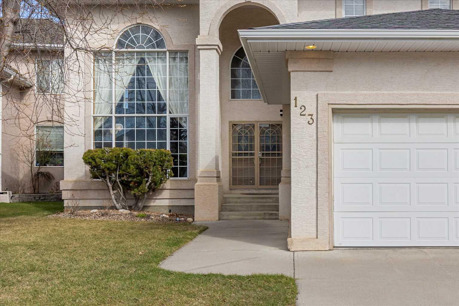 123 Schiller Crescent NW