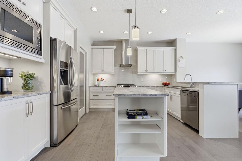 Photo of 132 Sundown Way, Cochrane, AB T4C 2M6 (MLS # A2303130)