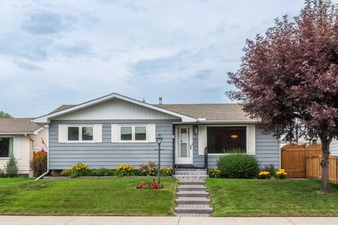 Photo of 163 Lake Sylvan Close SE, Calgary, AB T3J 3E5 (MLS # A2341770)