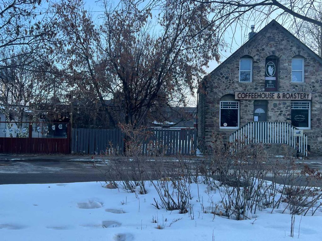 Photo of 5027 46 Street W, Sylvan Lake, AB T4S 1R4 (MLS # A2296029)