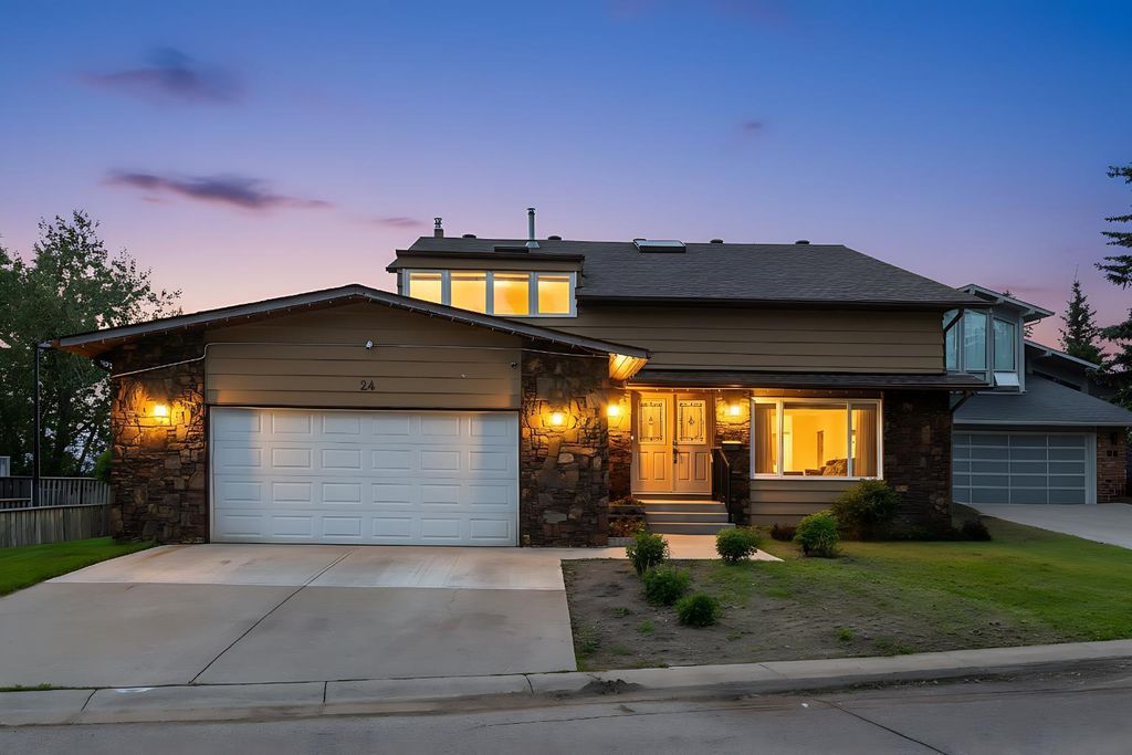 Photo of 24 Woodgrove Crescent SW, Calgary, AB T2W 3Z1 (MLS # A2326744)
