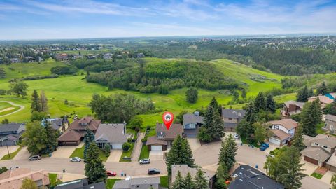 Photo of 24 Woodgrove Crescent SW, Calgary, AB T2W 3Z1 (MLS # A2326744)