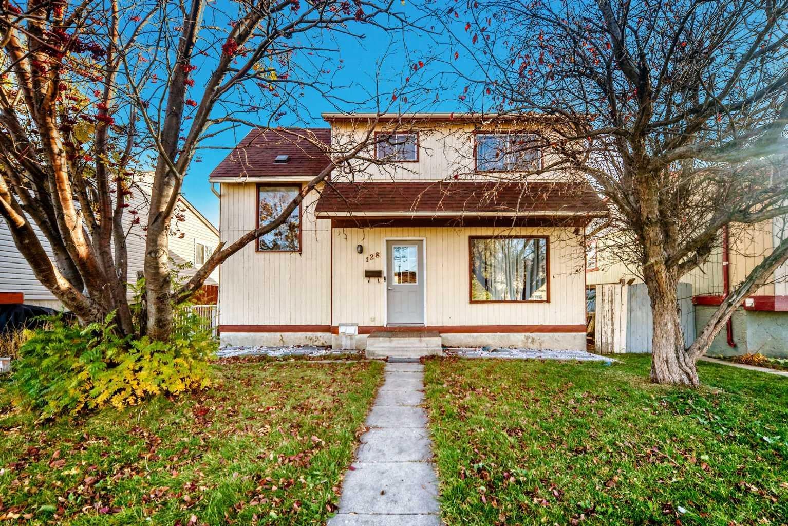128 fallswater Crescent NE